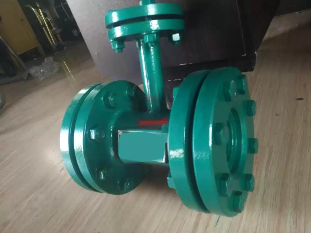 Self regulating liquid level control device for gas-liquid two-phase flow